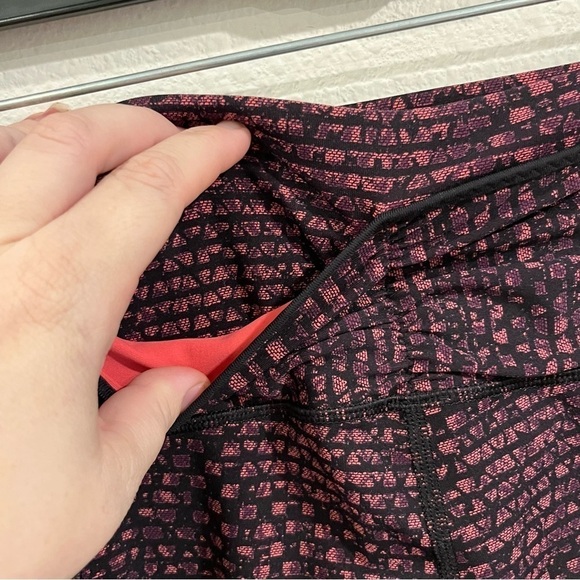 Lululemon Outrun 17" Crop leggings Shatter Weave Dust Coral Plum / Black size 8 - Picture 6 of 10